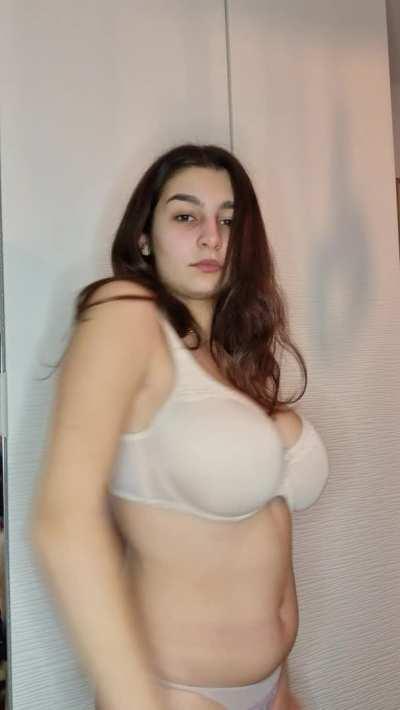 (18) If 5 of you like it, I'll choose a redditor who can squirt on my tits 🙈