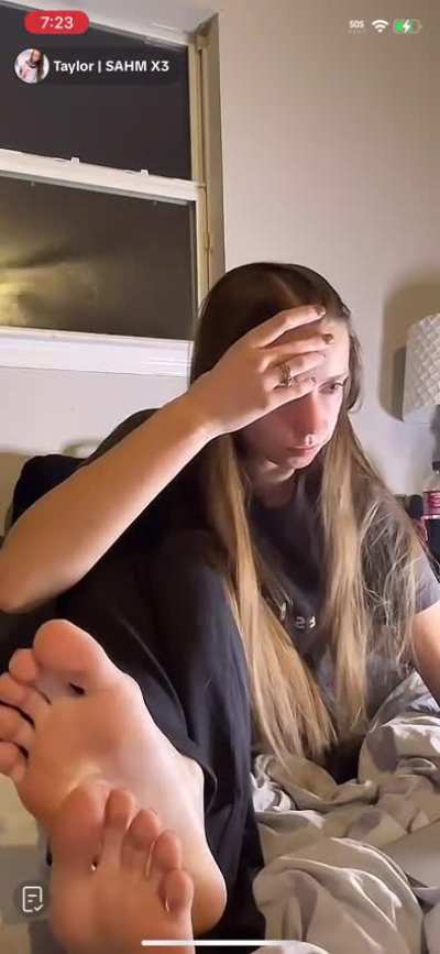 enjoy 6 minutes of her feet