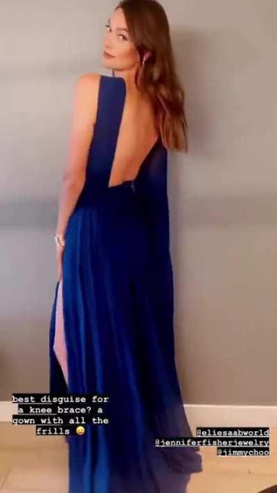 Hiding her knee brace. IG Story