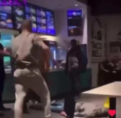 Taco Bell employee knocks out aggressive customer