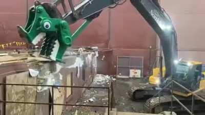 MAJESTIC HERBIVORE EATING HEALTHY, PLANT-BASED FOOD! DO BEAUTIFUL!