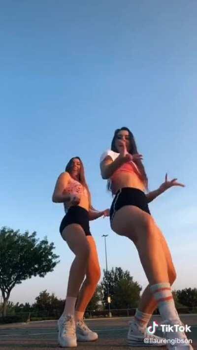 Two hotties that can actually dance