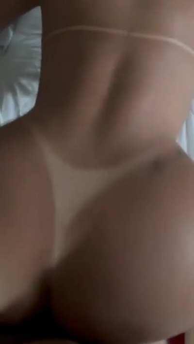 Sil Torra rebolando de quatro na rola