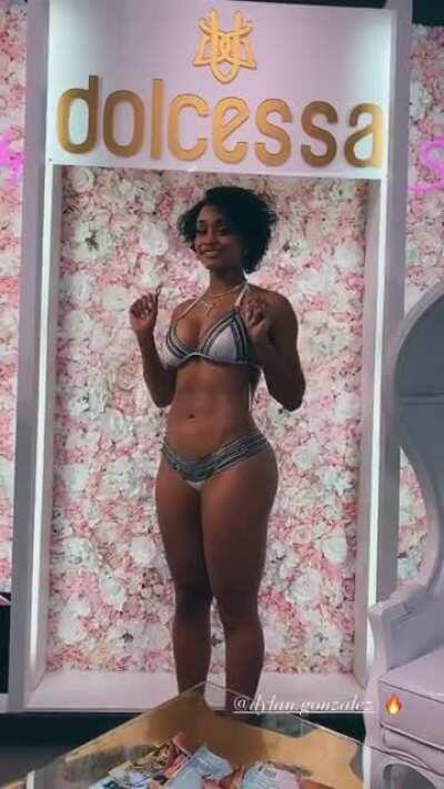 Ass, Tits, Abs, Small Waist & a Pretty Face