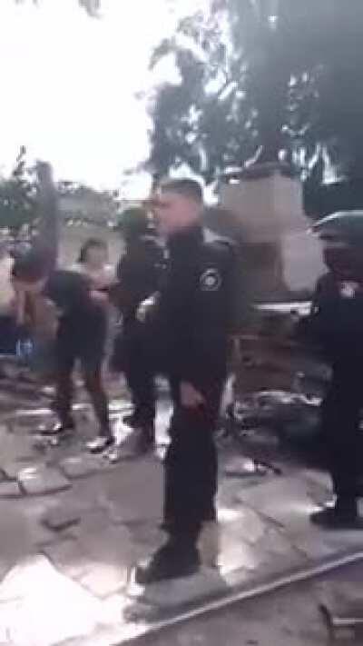 Parte 2 de la persecución en Rosario donde uno de los ladrones que se dió a la fuga se metió en una casa lindera a las vías del tren.