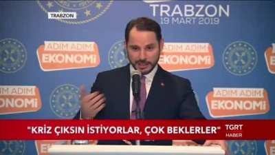 Uganda ekonomi başkanı açıklama yaparken hükumet karşıtları konuşmayı protesti ediyor.