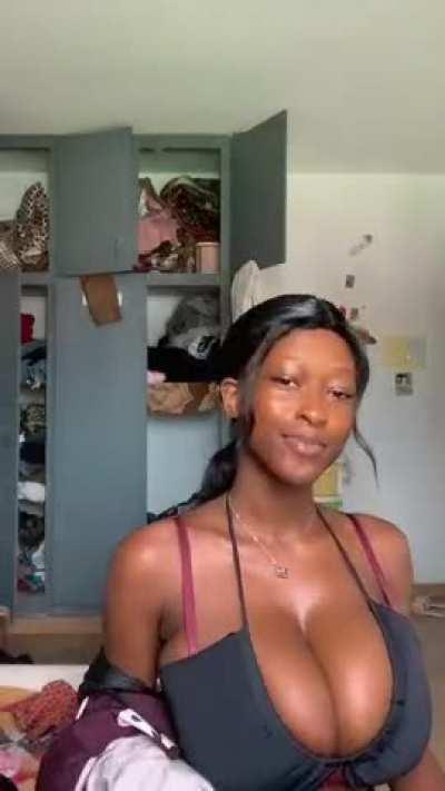 Its just a tiktok video but damn, she's 🔥🔥