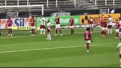 A impressionante vontade de Vitinho para jogar futebol.