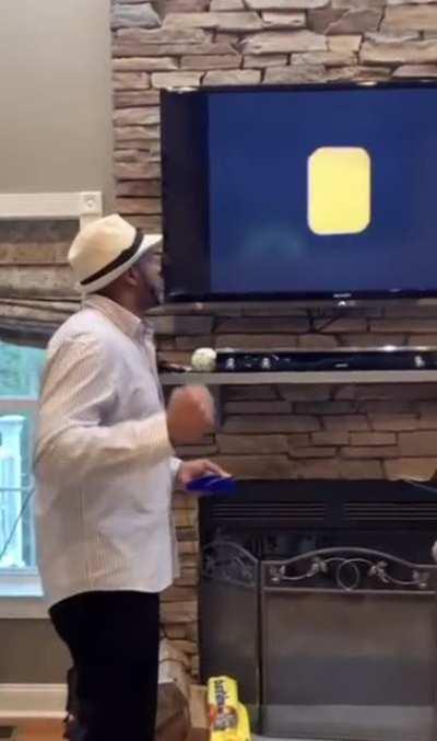 Depois de muito, muito tempo, o pai vai jogar 007 GoldenEye novamente. Sente a emoção. 😅 (serei eu com Max Payne no futuro)