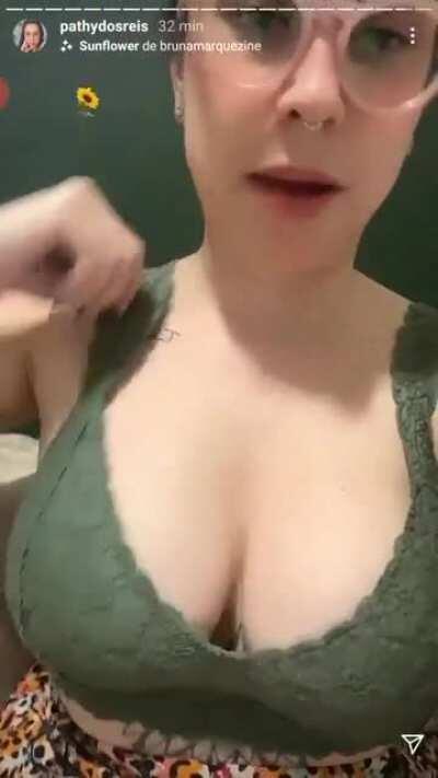 Pathy dos Reis mexendo nos peitos