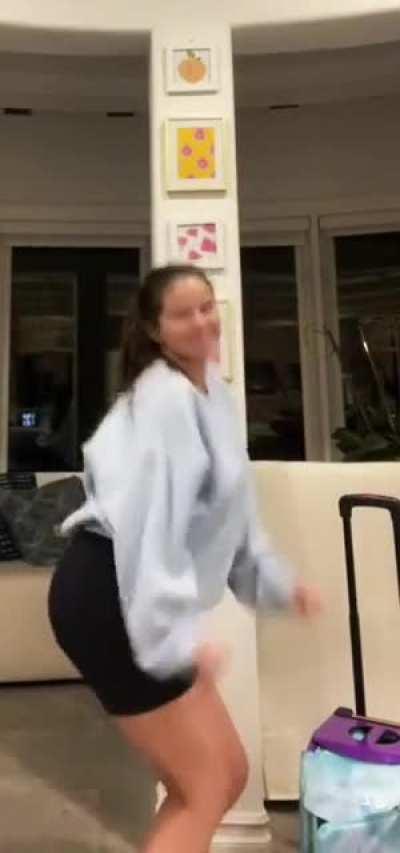 Selena Gomez huge ass 🍑