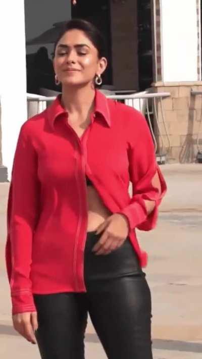 Even God of Wind helping us to get Peek of Mrunal Thakur's Navel and that meat around her waist 🔥. But really sad that no shot of her phat ass in Latex is Available 😭