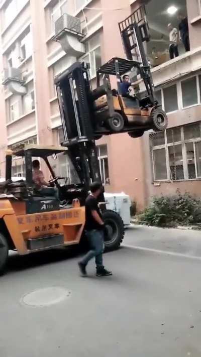 WCGW Lifting a forklift using another forklift 