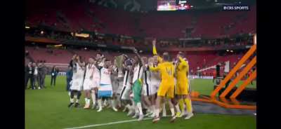 Sonny lifts the trophy