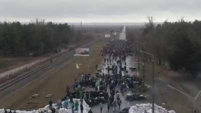 Civilians do not let the Russian army into Energodar. This city has a nuclear power plant