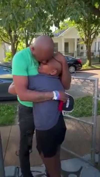 Dad surprises daughter fighting cancer by cutting off his dreadlocks he had grown for 9 years. Who’s crying 😭