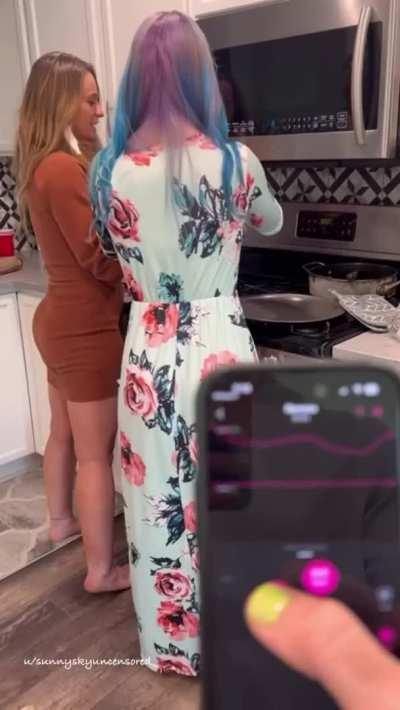 Trying to stay focused on cooking dinner [GIF]