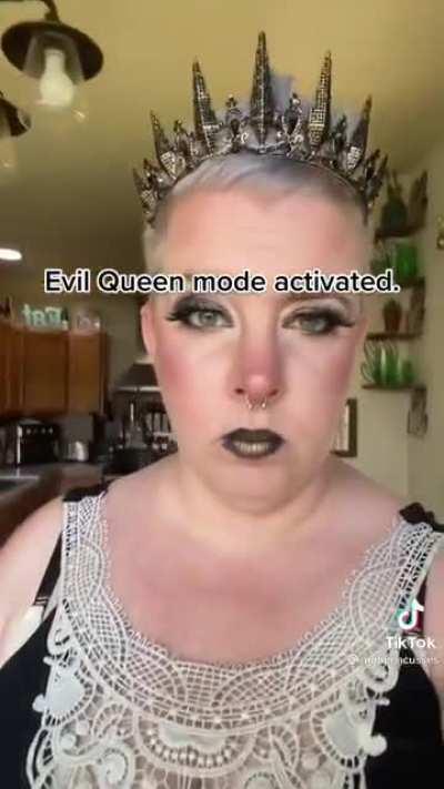 Leave me alone! Don’t make my mom whip out her gold lipstick! 👸