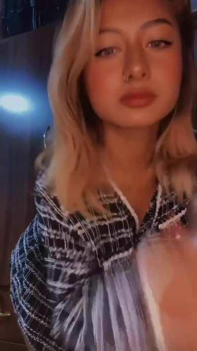 be honest, would you masturbate if I sent you one of my nudes? 😁