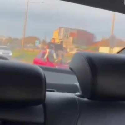 [MAR DEL PLATA] Dos chabones grandotes viajan arriba del techo de un Corsa