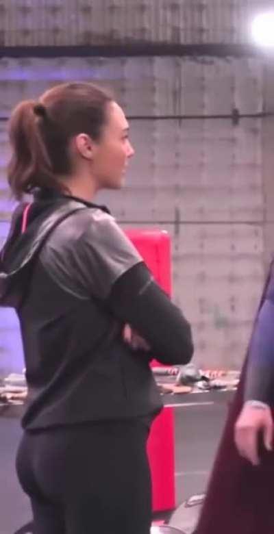 Gal Gadot with the cakes 🥵