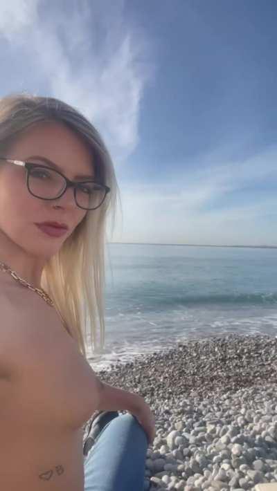 Being naked in public is so much more fun 🥰😍