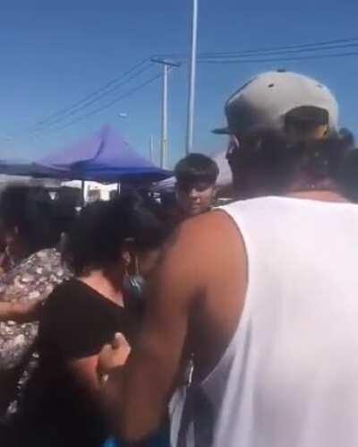 Carabineros esparciendo gas pimienta en una feria en Bajos de Mena