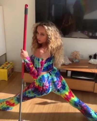 Jade doing the splits