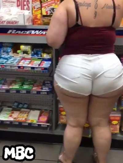 Okay I'll admit it. I got a soft spot for trashy big girls wearing booty shorts in convenience stores.