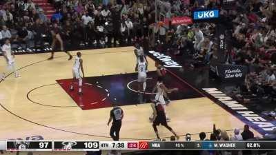 [Highlight] Bam Adebayo w/ 3 Fourth Quarter Slams in 4 Minutes