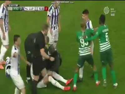 Budapest derby: Frimpong's (Ferencváros) tackle on Bacsa (Újpest) - Straight red card - Hungarian OTP Bank Liga