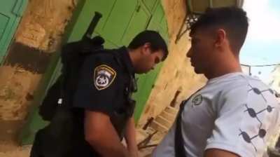 Racist Israeli cop urges to intimidate Swedish Arab visitor with smug comments only for Swede to pull the Ultimate Uno-reverse card on him.