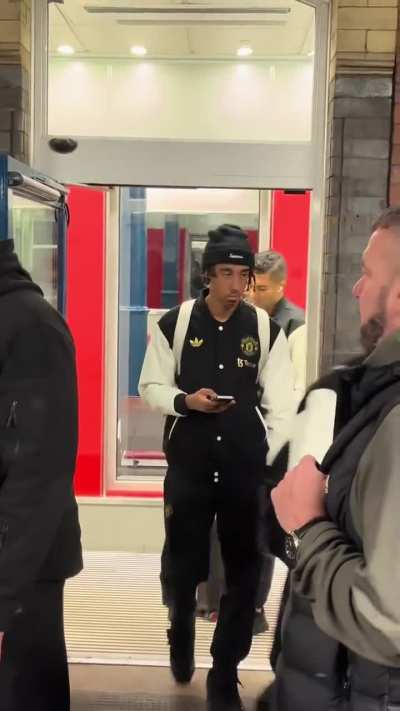 Manchester United Squad Travelling to London (Train Station Footage)
