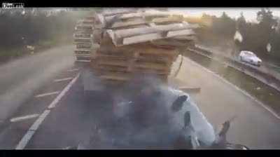 Inattentive lorry driver plows into traffic