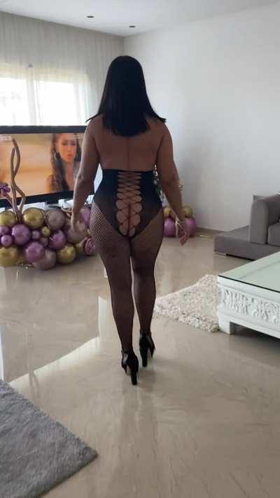 Anyone have a thing for curvy older women? f40