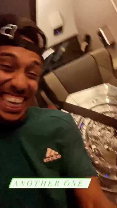 Auba making sure he doesn't drop the trophy 😂