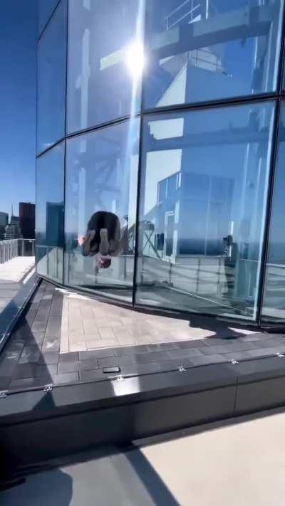 Guy risking his life for parkour stunt