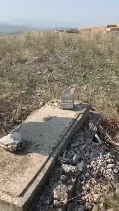 Bir Azerbaycanlı asker, işgalden kurtarılmış bölgede babasının mezarına uğruyor. İşgalci Ermenistan ordusu Ermeni ve Hristiyan olmayan herkesin evini, köyünü, ibadethanesini ve hatta mezarlarını bile yıkmış durumda.