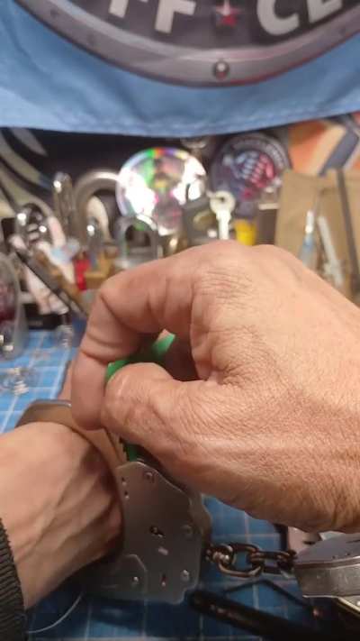Teabag handcuff removal