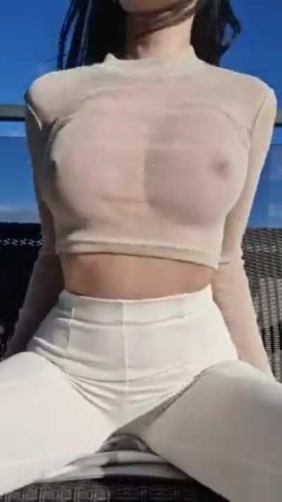 Tiny waist, big DD’s