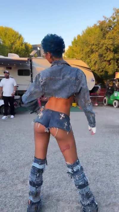 always shakin that lil ass😩😍