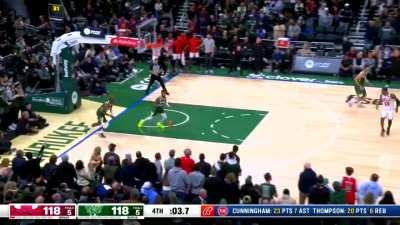 [Highlight] DeRozan hits the floater and sends the Chicago Bulls and Milwaukee Bucks to OT... again!