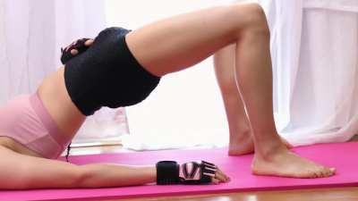 Yoga turns into sensual fuck session