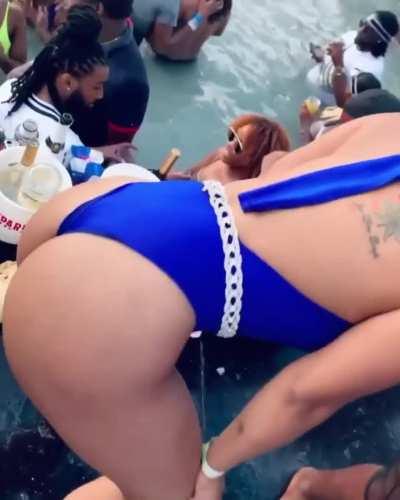 Shenseea shaking that bikini booty 🔥