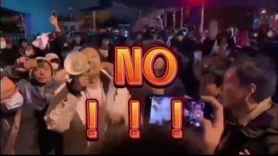 For all the foreign influencers, here is the Beijing protesters doing on street stand up comedy.