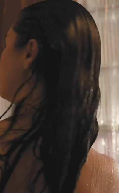 Selena Gomez's side boob in her new show