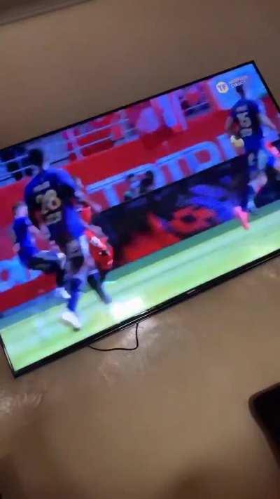 Stunning mid-air volley by Irvin Cardona