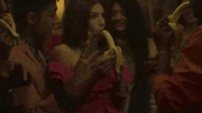 Mimi Keene sucking and deepthroating a banana in 'Sex Education' S1E2
