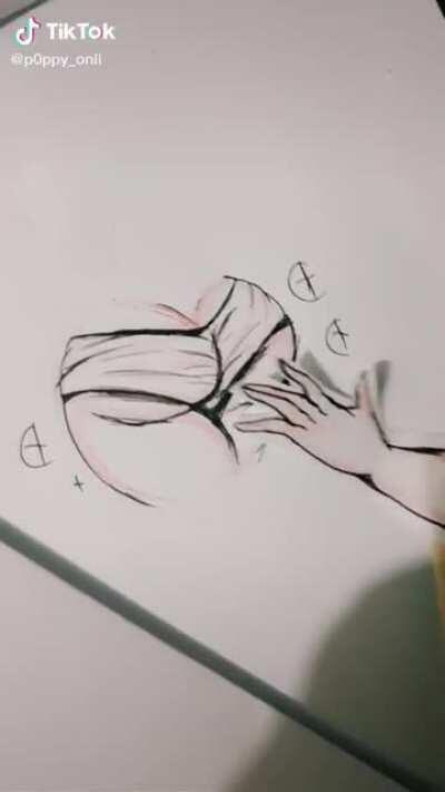 Meu Deus isso é uma pouca vergonha fica batendo na mão dos outros sem motivo aparente ele só ia arrumar o short dela