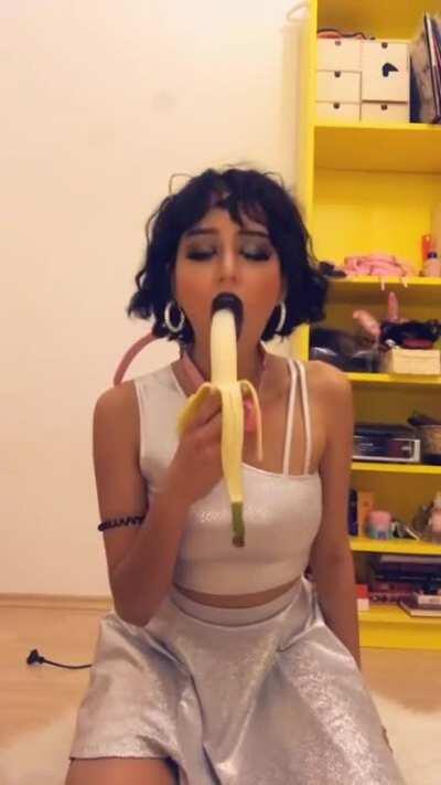 soo...hey...did u know that...umm...I can do this? IG: 90spamelaanderson